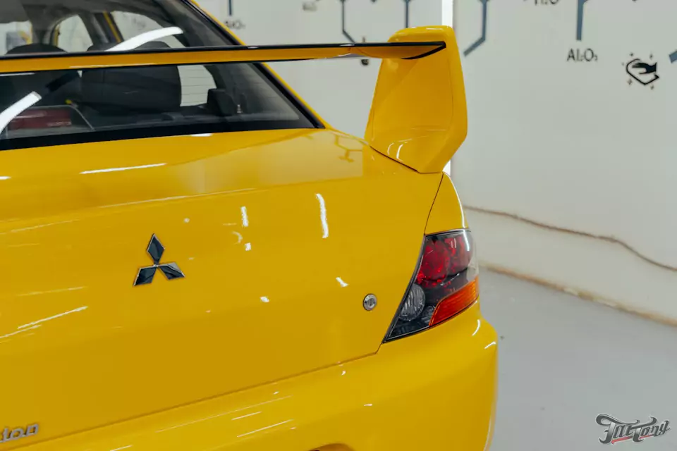 Частичная покраска Mitsubishi Lancer Evolution с подбором цвета: старая краска снялась вместе с пленкой!